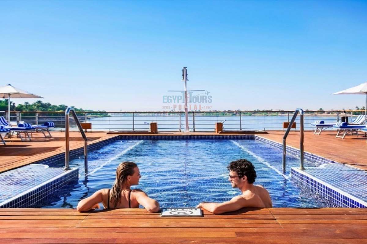 Casal no Cruzeiro pelo Nilo - Egypt Tours Portal