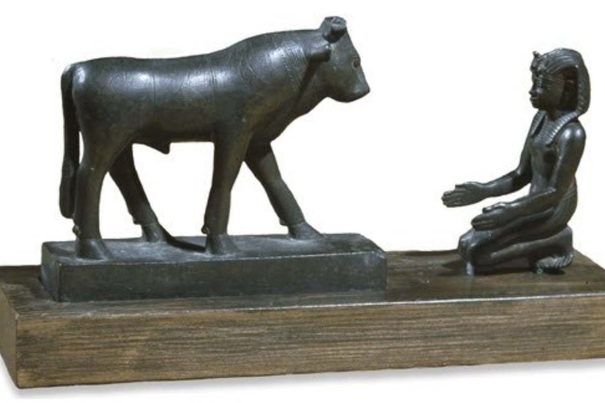 Faraó ajoelhado diante do touro - Egypt Tours Portal