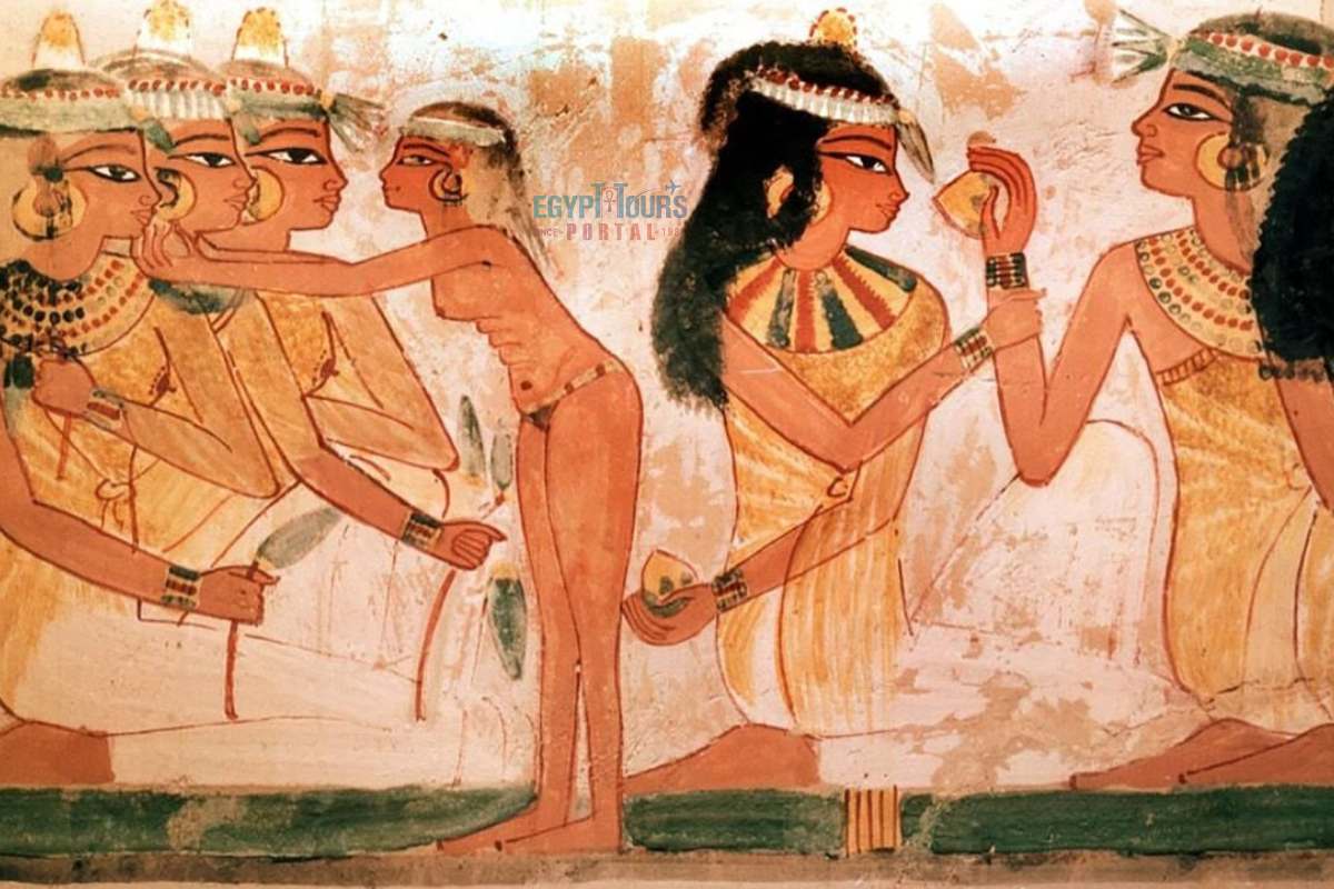 Três damas em um banquete usam cones perfumados no cabelo e colares elaborados - ETP