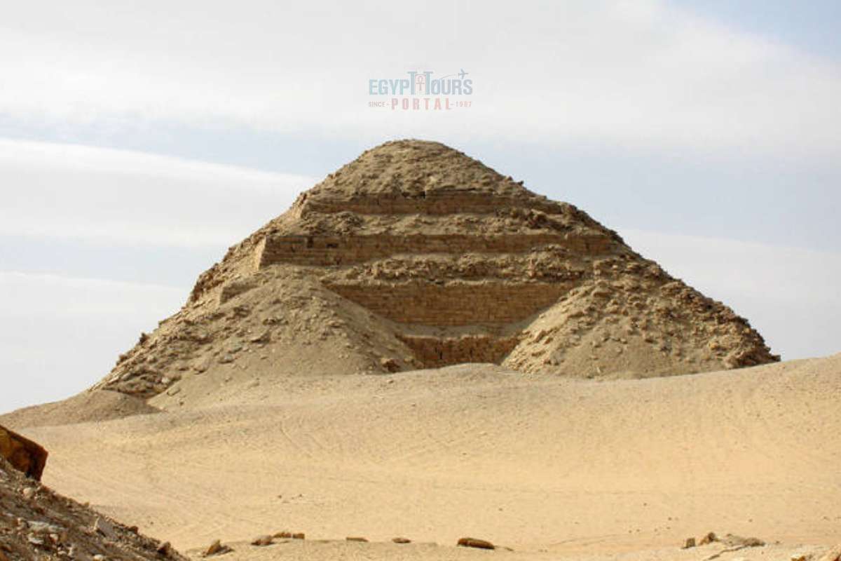 A pirâmide de Neferirkare Kakai - Egypt Tours Portal