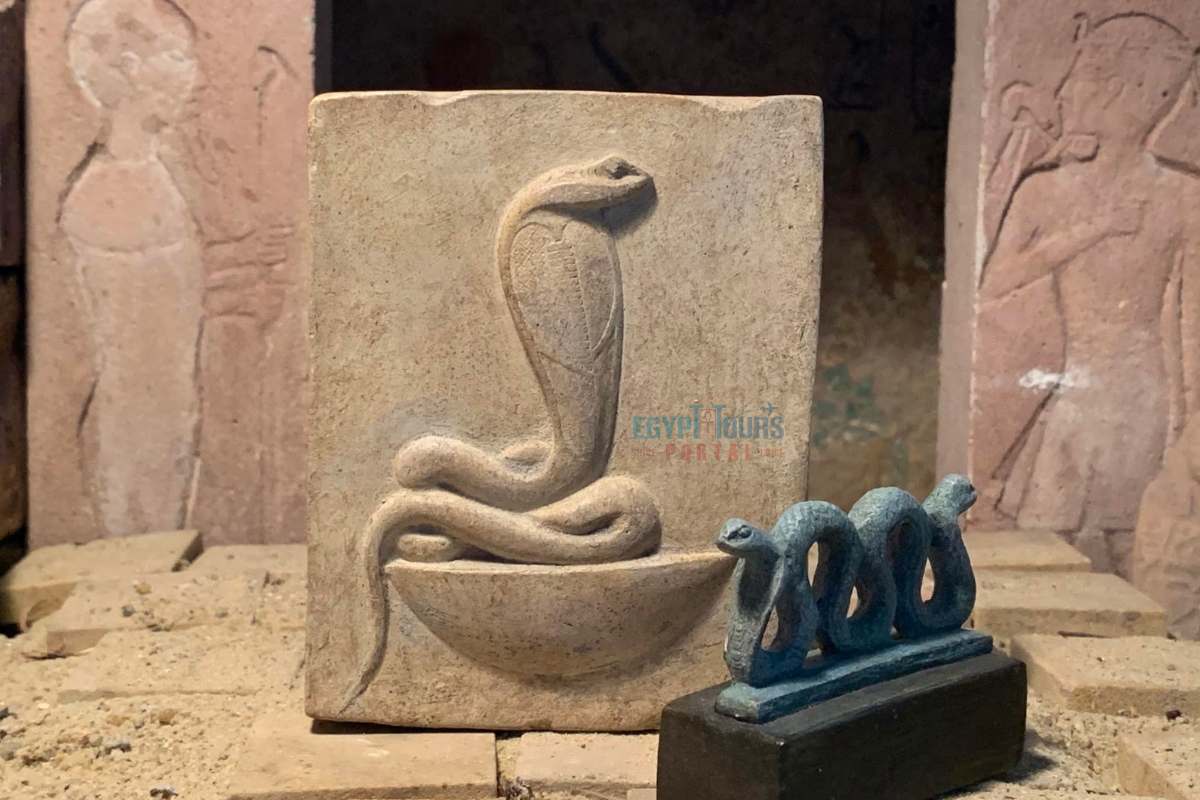 Antiga estátua egípcia de Wadjet - Egypt Tours Portal