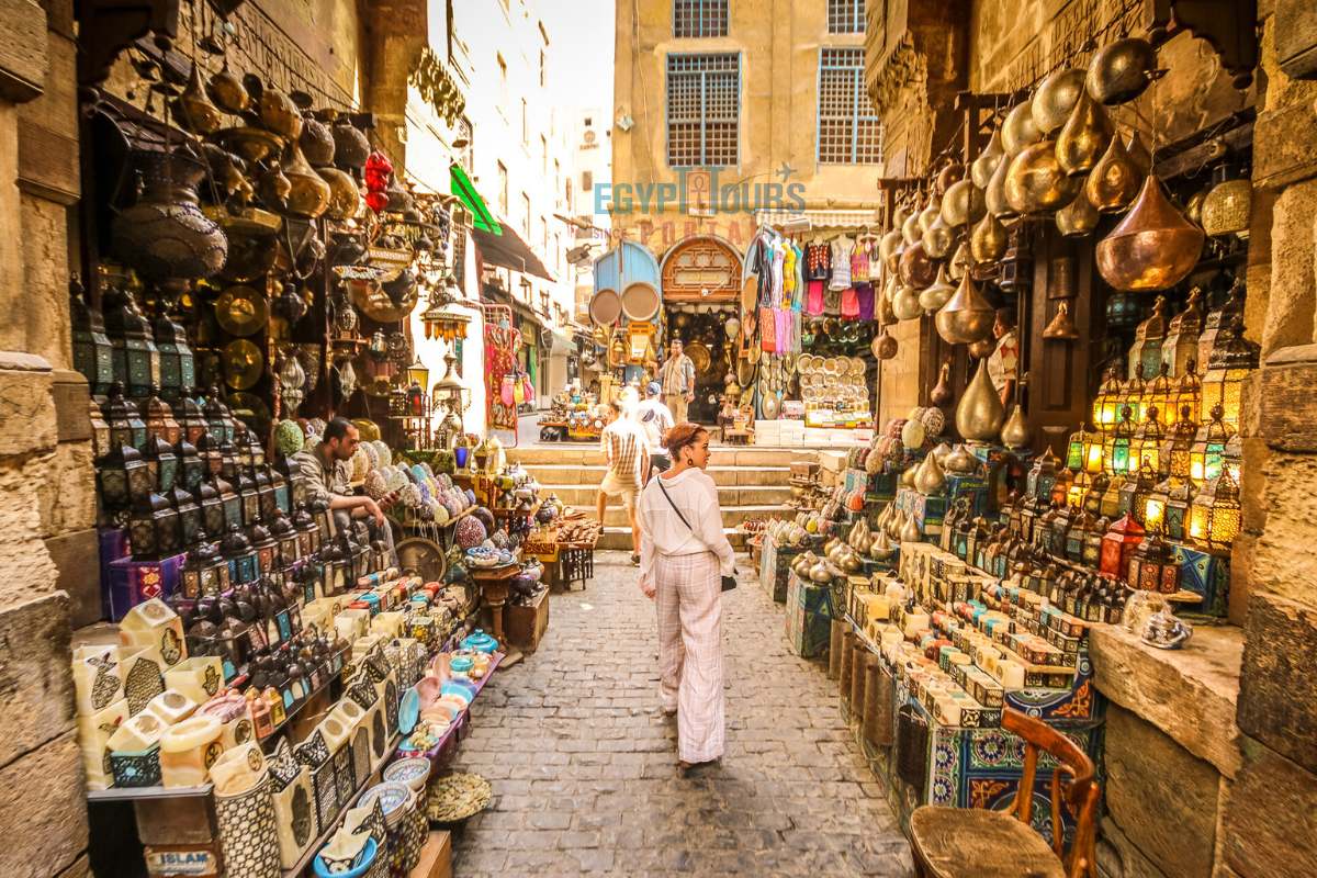 Comprar no Mercado Khan El Khalili com Olhar Local - Egypt Tours Portal