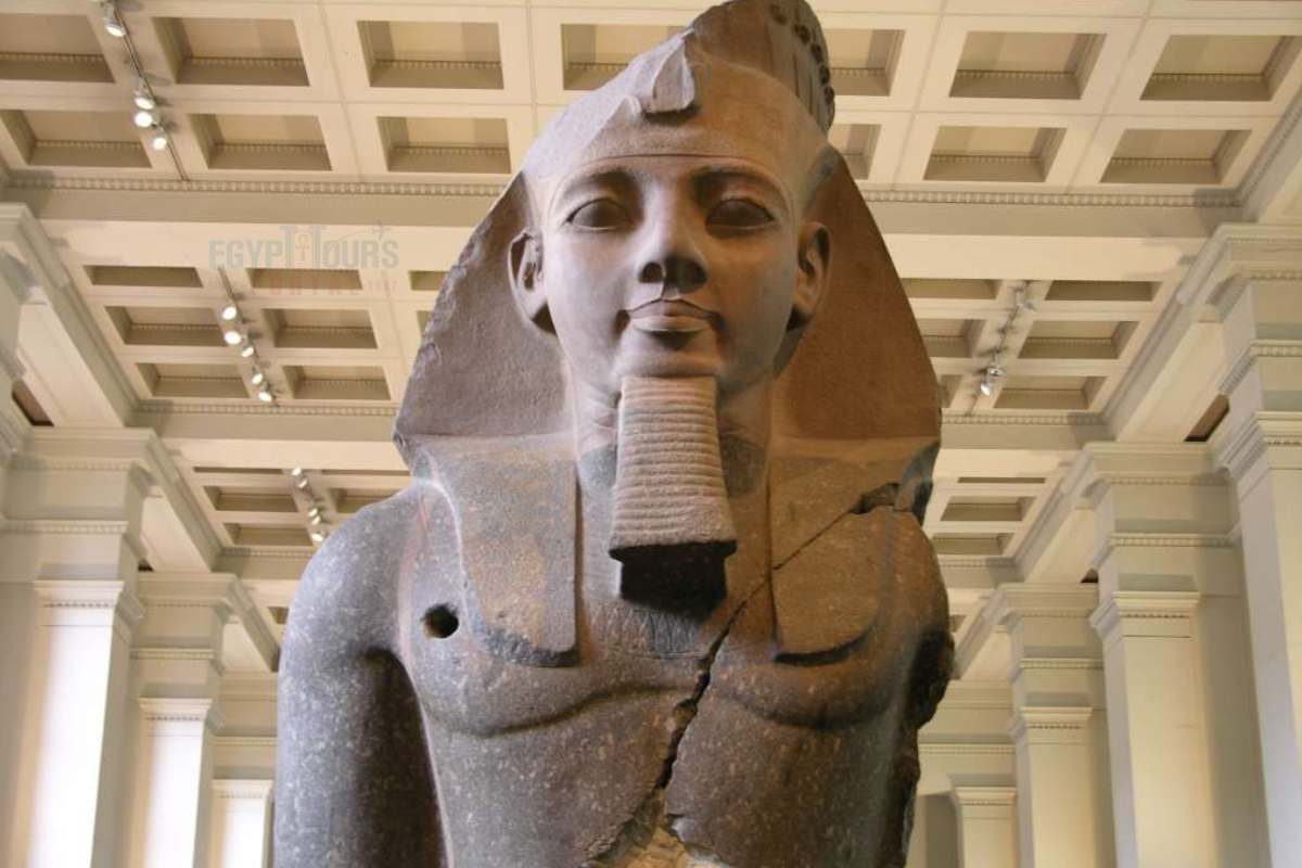 Estátua de Ramsés II - Egypt Tours Portal