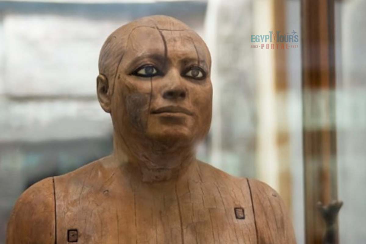 Estátua de madeira do escriba Kaaper - Império Antigo - Egypt Tours Portal