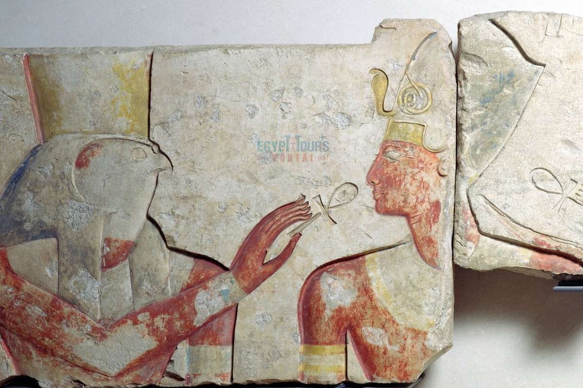 Hórus abençoando faraó com ankh - Egypt Tours Portal