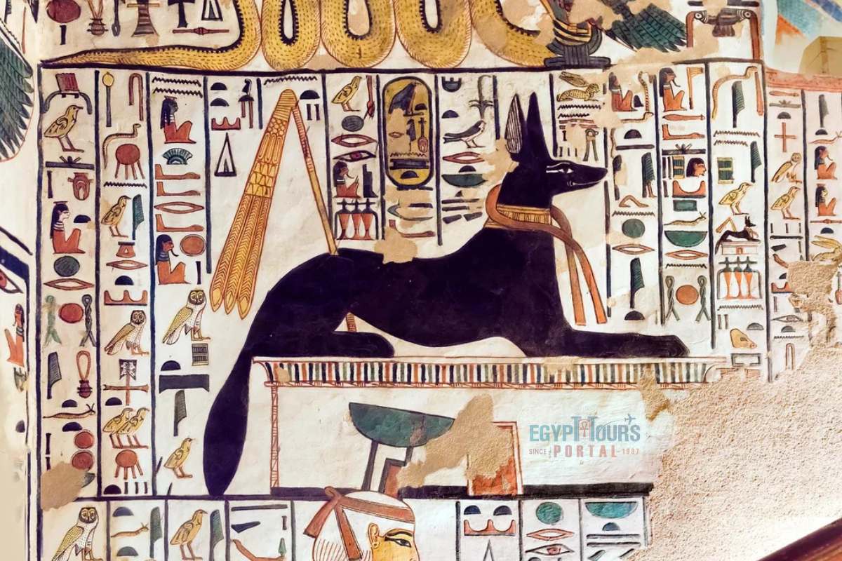 O deus Anúbis reclina sobre um santuário - Egypt Tours Portal