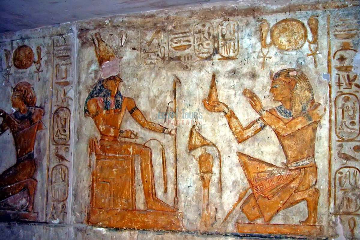 Ramsés II fazendo uma oferenda a Hórus - Egypt Tours Portal
