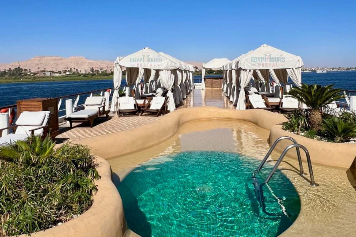 Vista fantástica da piscina no deck- Egypt Tours Portal