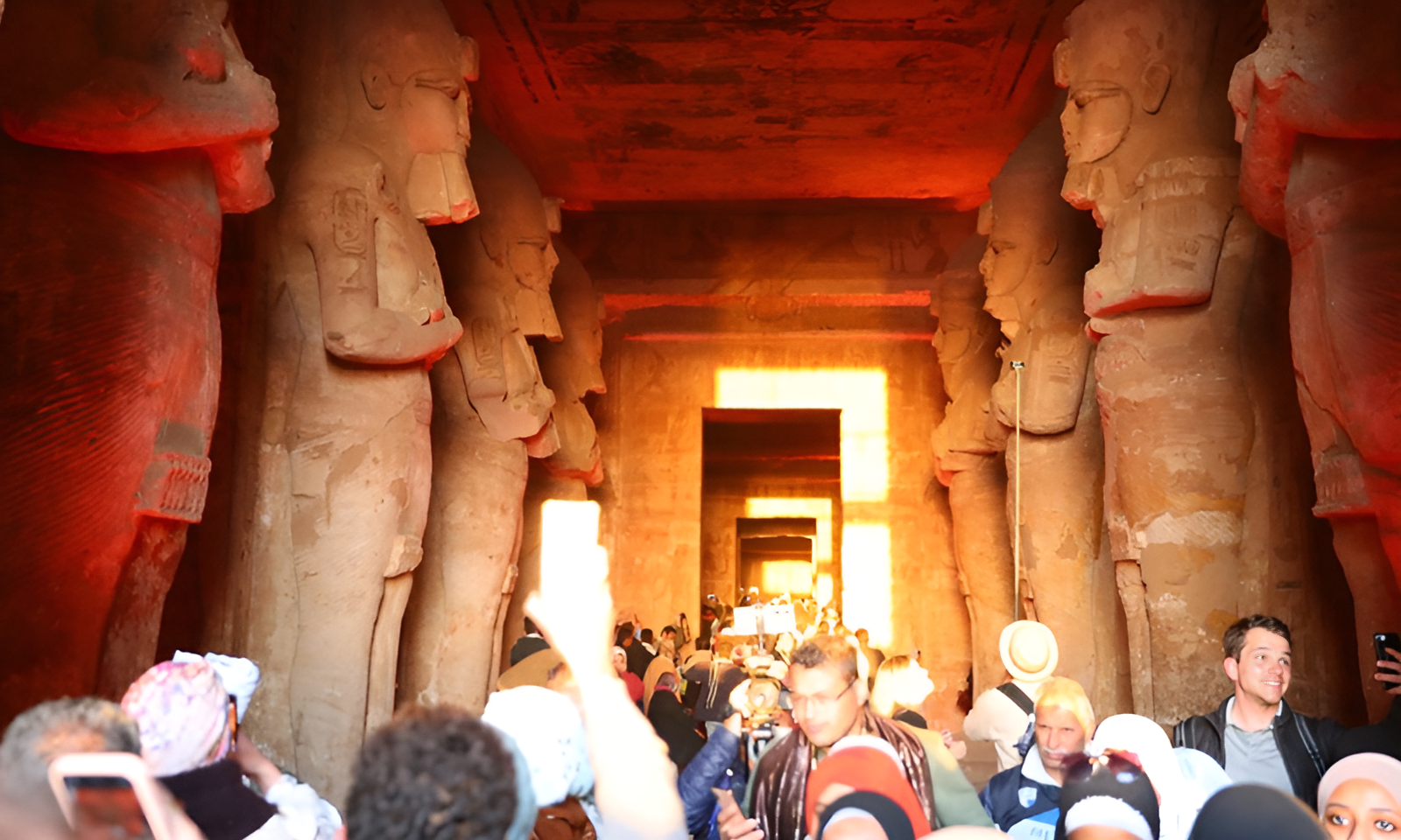 Turistas celebram o Festival do Sol em Abu Simbel - Egypt Tours Portal