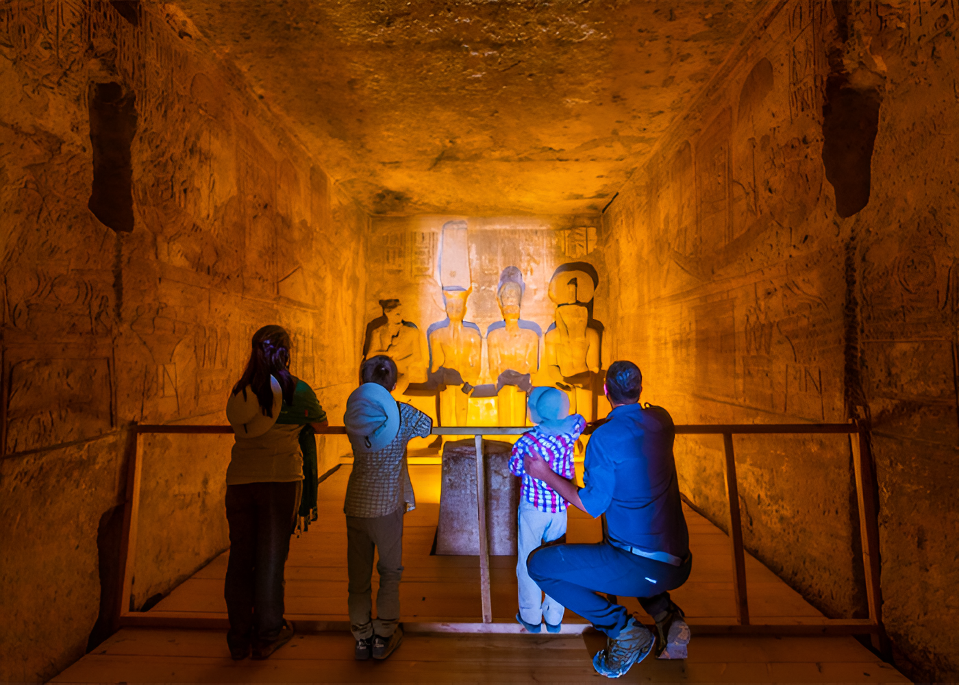 Um grupo de turistas no festival do sol - Egypt Tours Portal